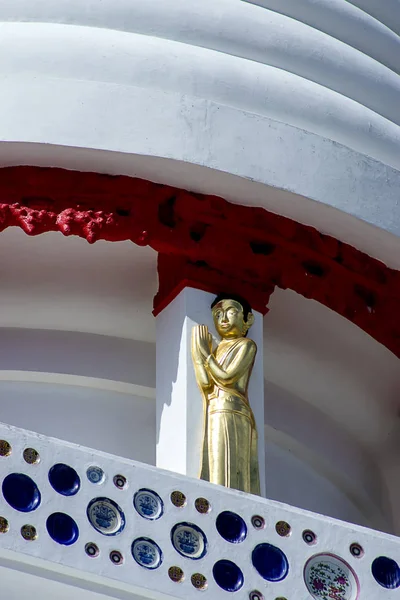 Primer plano de buddha en pagoda blanca en el templo —  Fotos de Stock