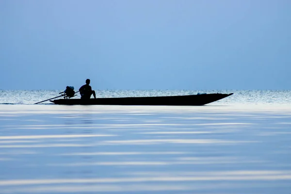 Pescador silhueta mínima — Fotografia de Stock