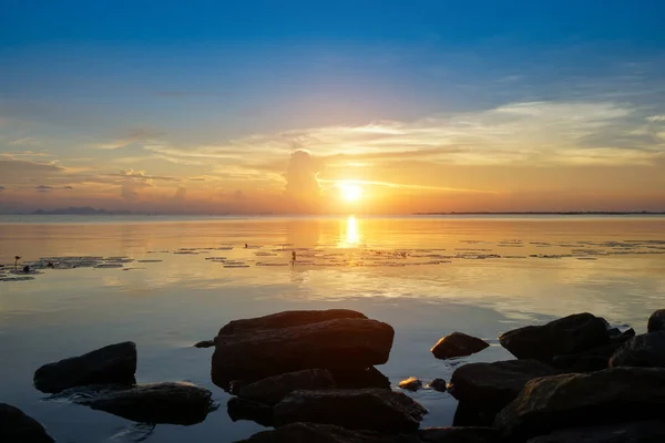 Pôr do sol no lago na hora de ouro . — Fotografia de Stock