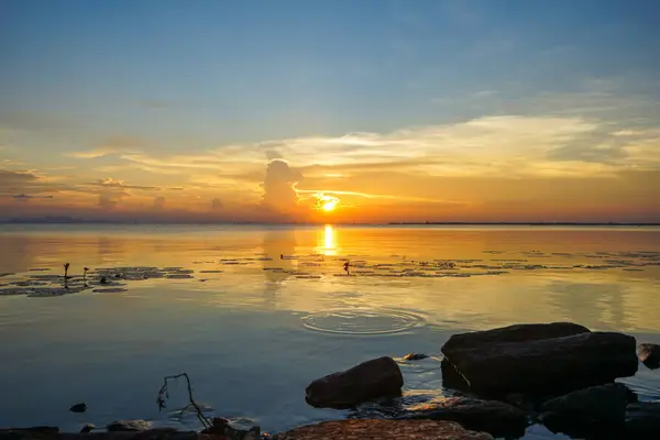 Zonsondergang bij het meer op het gouden uur. — Stockfoto