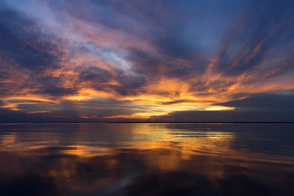 Céu crepúsculo com nuvem de cor no lago . — Fotografia de Stock
