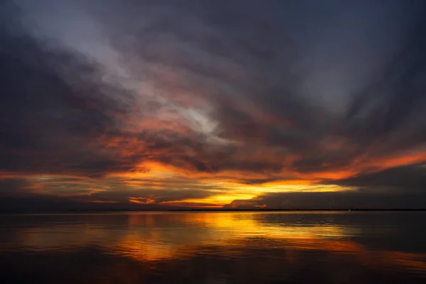 Dämmerhimmel mit Farbwolke am See. — Stockfoto