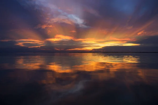 Cielo crepuscolare con nuvole di colore al lago . — Foto Stock