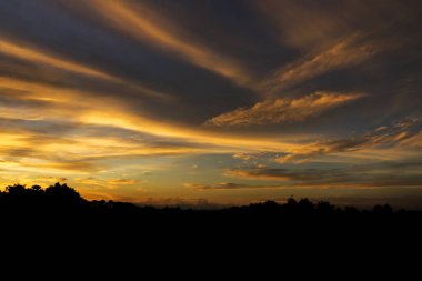 Renk bulutu ile Alacakaranlık gökyüzü.