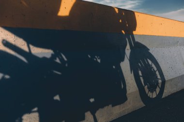 Motosikletin gölgesi