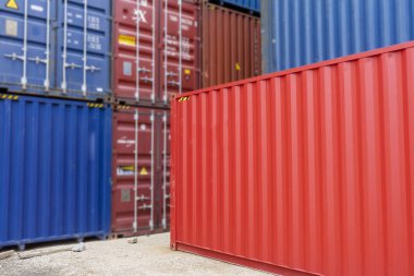 Kargo yük gemisinden konteyner kutusu