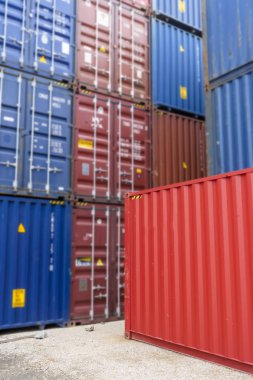 Kargo yük gemisinden konteyner kutusu