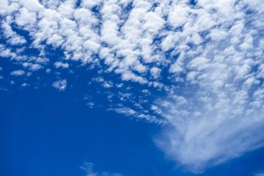 Beyaz bulutlu mavi gökyüzü arkaplanı.