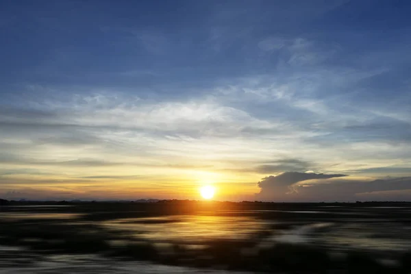 Solnedgång himmel med silhuett av marken. — Stockfoto