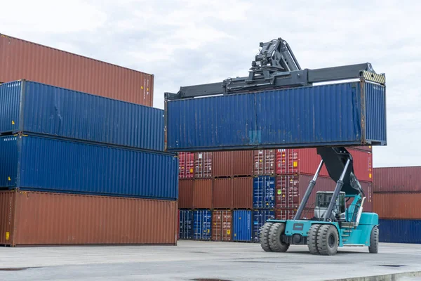 Forklift truck lifting cargo container in shipping yard — Stock Photo, Image