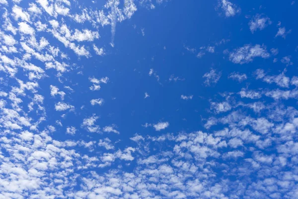 Fundo céu azul com nuvens brancas. — Fotografia de Stock