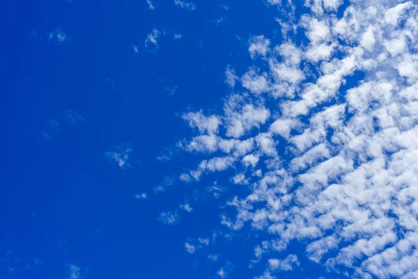 Beyaz bulutlu mavi gökyüzü arkaplanı. — Stok fotoğraf