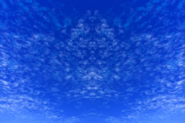 Fondo azul cielo con nubes blancas. — Foto de Stock