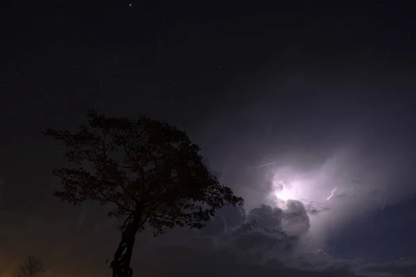 Silhouette dans la nuit avec nuage de pluie — Photo