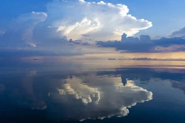 Zrcadlo Cloudscape na jezeře — Stock fotografie