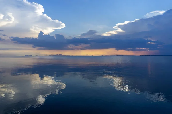 Spiegel van Cloudscape op het meer — Stockfoto