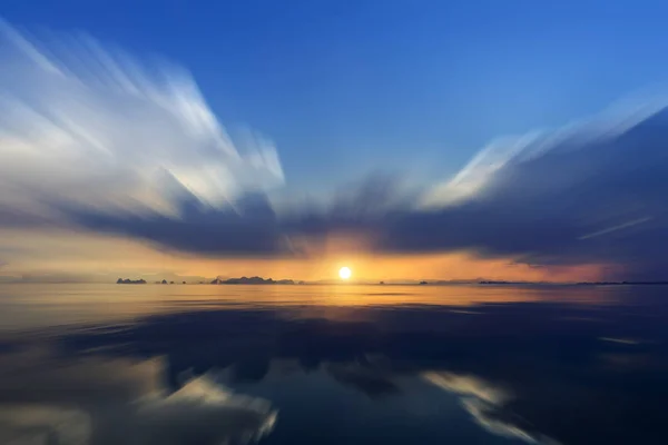 Spiegel der Wolkenlandschaft auf dem See — Stockfoto