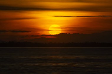 Günbatımı gökyüzü siluet bulut ve dağ ile