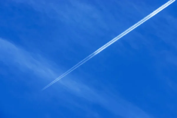 空に白い運航雲. — ストック写真