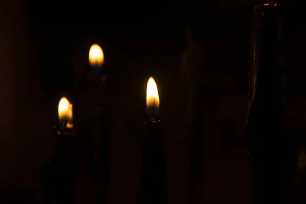 Płomień świecy świeci w nocy. — Zdjęcie stockowe
