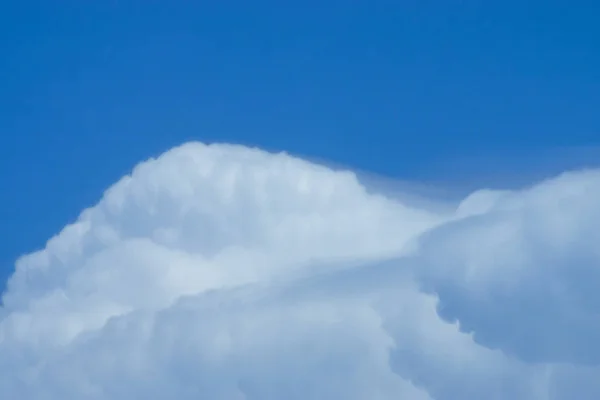 白い雲と青い空の背景. — ストック写真