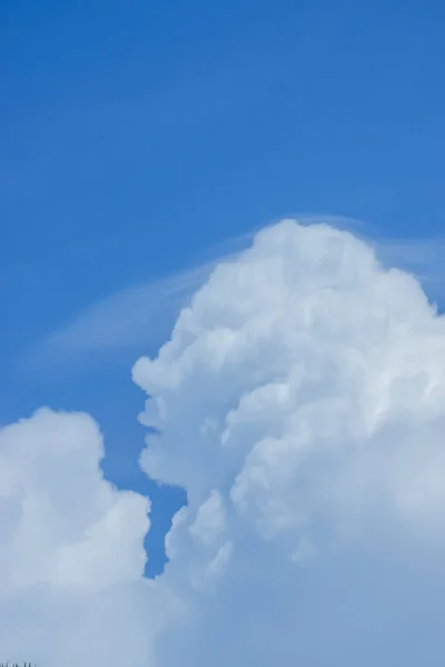 白い雲と青い空の背景. — ストック写真