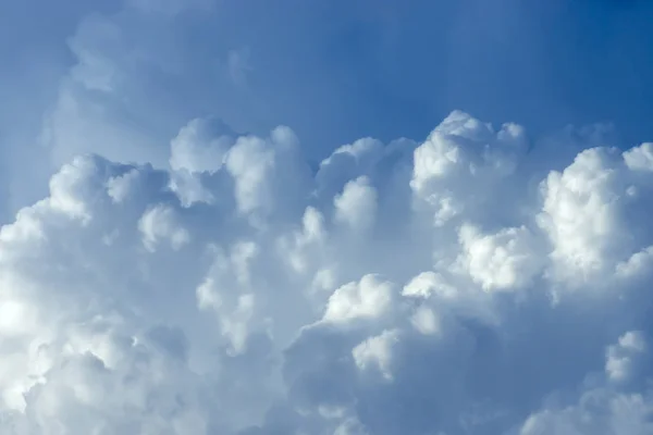 Fondo azul cielo con nubes blancas. — Foto de Stock