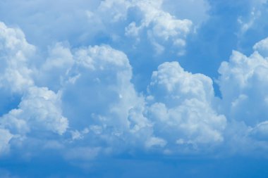 Beyaz bulutlu mavi gökyüzü arkaplanı.