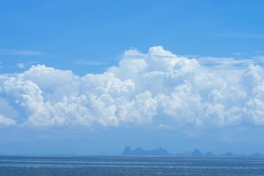 Beyaz bulutlu mavi gökyüzü arkaplanı.