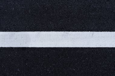 Yolda yeni beyaz trafik hatları.