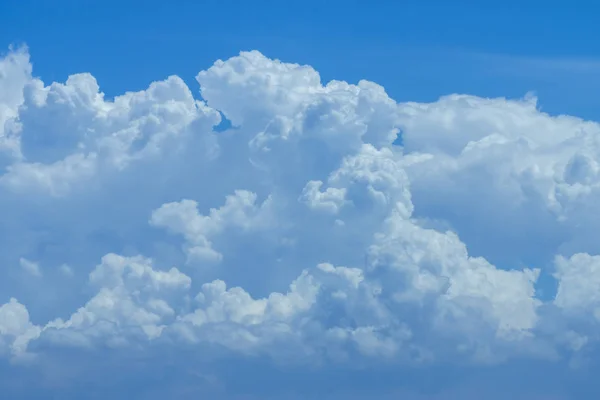 Blauwe lucht achtergrond met witte wolken. — Stockfoto