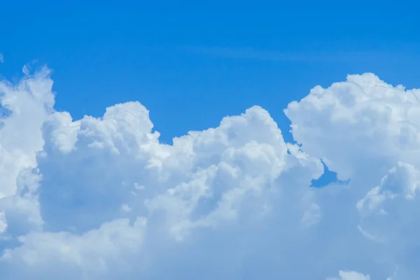 Fondo azul cielo con nubes blancas. — Foto de Stock