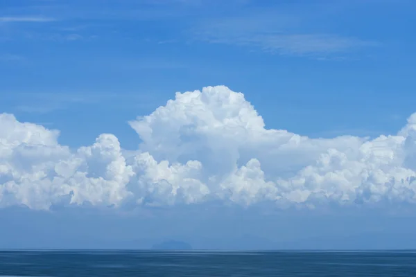 Fondo azul cielo con nubes blancas. — Foto de Stock