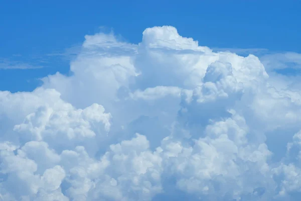 Blauwe lucht achtergrond met witte wolken. — Stockfoto