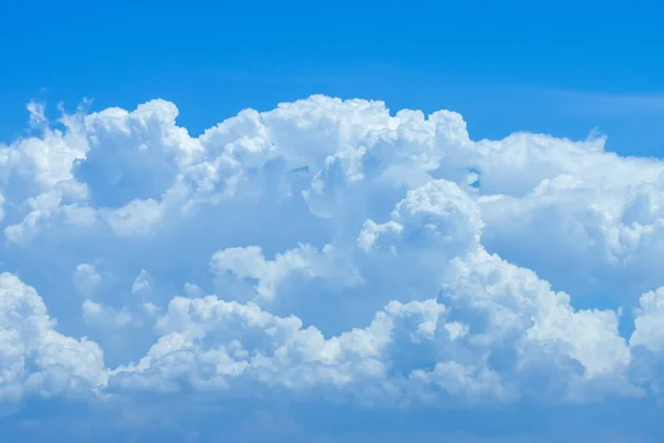 Blauwe lucht achtergrond met witte wolken. — Stockfoto