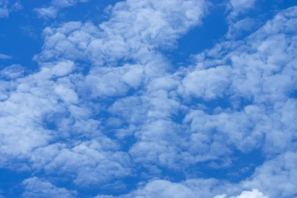 Fundo céu azul com nuvens brancas. — Fotografia de Stock