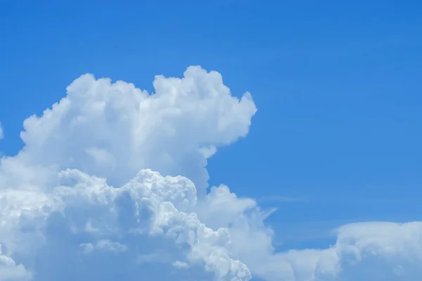 Fondo azul cielo con nubes blancas. — Foto de Stock