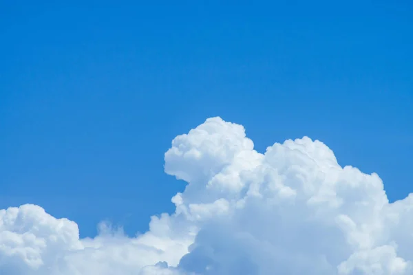 Fondo azul cielo con nubes blancas. — Foto de Stock