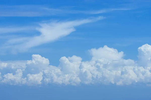 Fundo céu azul com nuvens brancas. — Fotografia de Stock