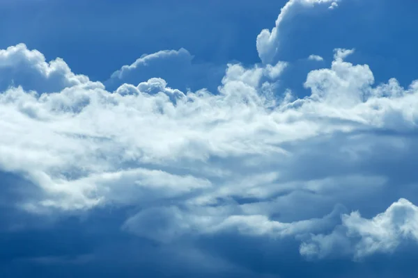 Hermosa nube en el fondo del cielo . — Foto de Stock