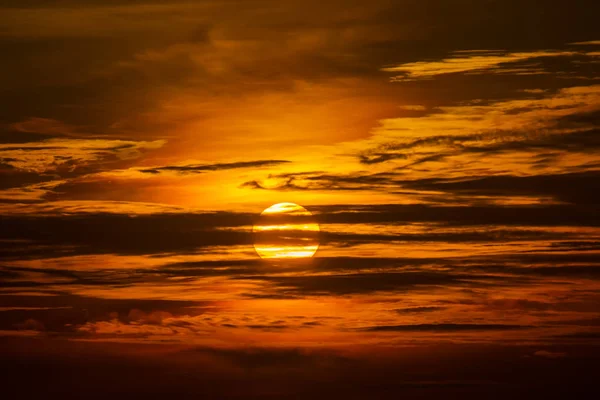 Coucher de soleil au bord du lac avec nuage de silhouette . — Photo