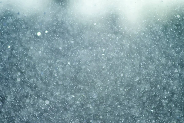 Bokeh abstracto de la caída de la lluvia en temporada de lluvias con luz . — Foto de Stock