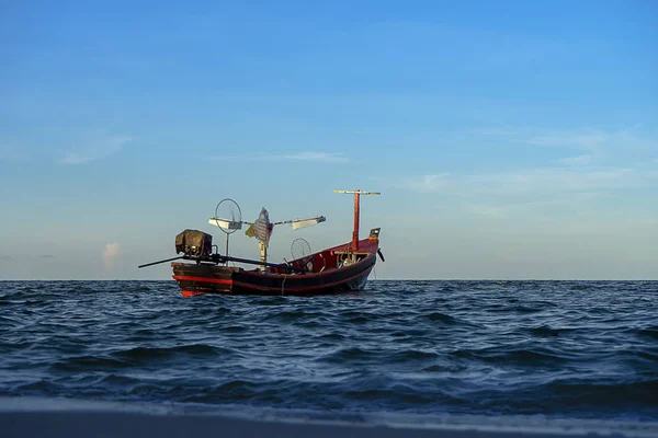 Fiskebåt på havet med himmel och moln. — Stockfoto