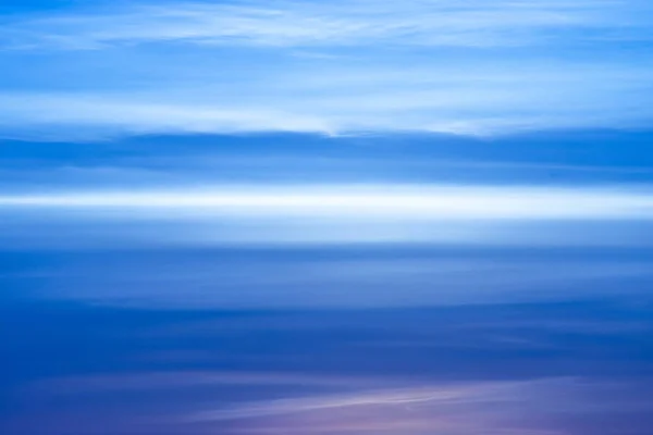 Blauer Himmel und weiche Wolken in blauer Stunde — Stockfoto