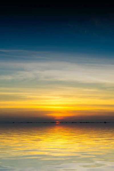 Krásná obloha u jezera po západu slunce. — Stock fotografie
