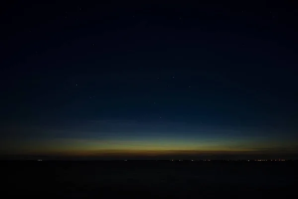 Obloha s hvězdou u jezera v soumraku po západu slunce. — Stock fotografie