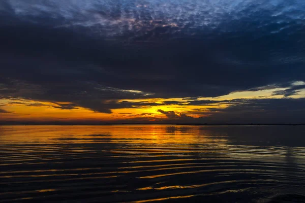 Sunset Sky vid sjön med Rain Cloud. — Stockfoto