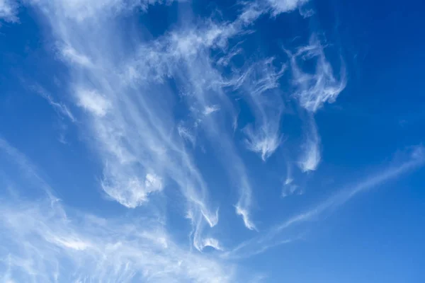 Błękitne niebo tło z białymi chmurami. — Zdjęcie stockowe