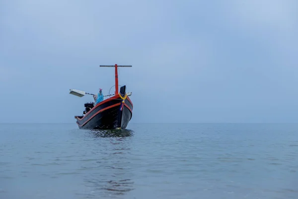 Рибальський човен на морі з небом і хмарою . — стокове фото