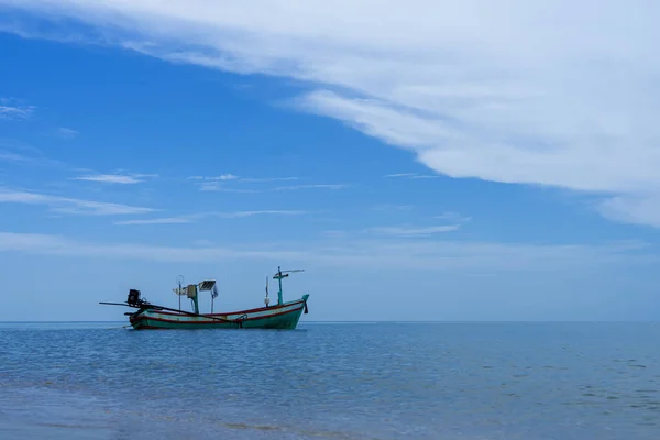 海洋上的小船与天空和云彩. — 图库照片